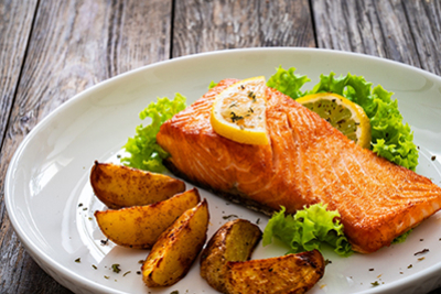 SAUMON ET POMMES DE TERRE AU FOUR AVEC HUILE D'OLIVE