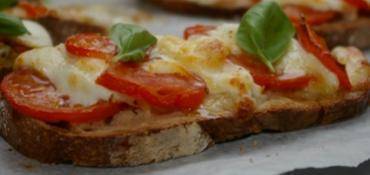 BRUSCHETTA TOMATES ET MOZZARELLA