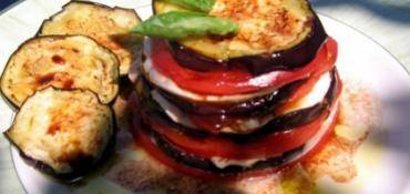 MILLEFEUILLE D'AUBERGINES GRILLÉES, MOZZARELLA ET TOMATES